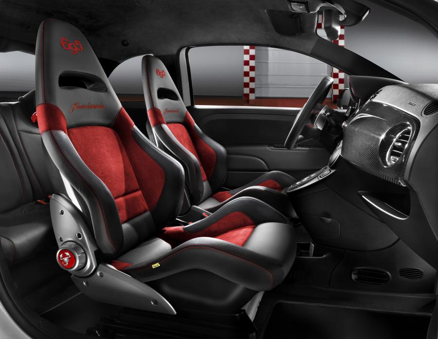 Интерьер Abarth 695 Record 2013 года  (фото 2 из 2)